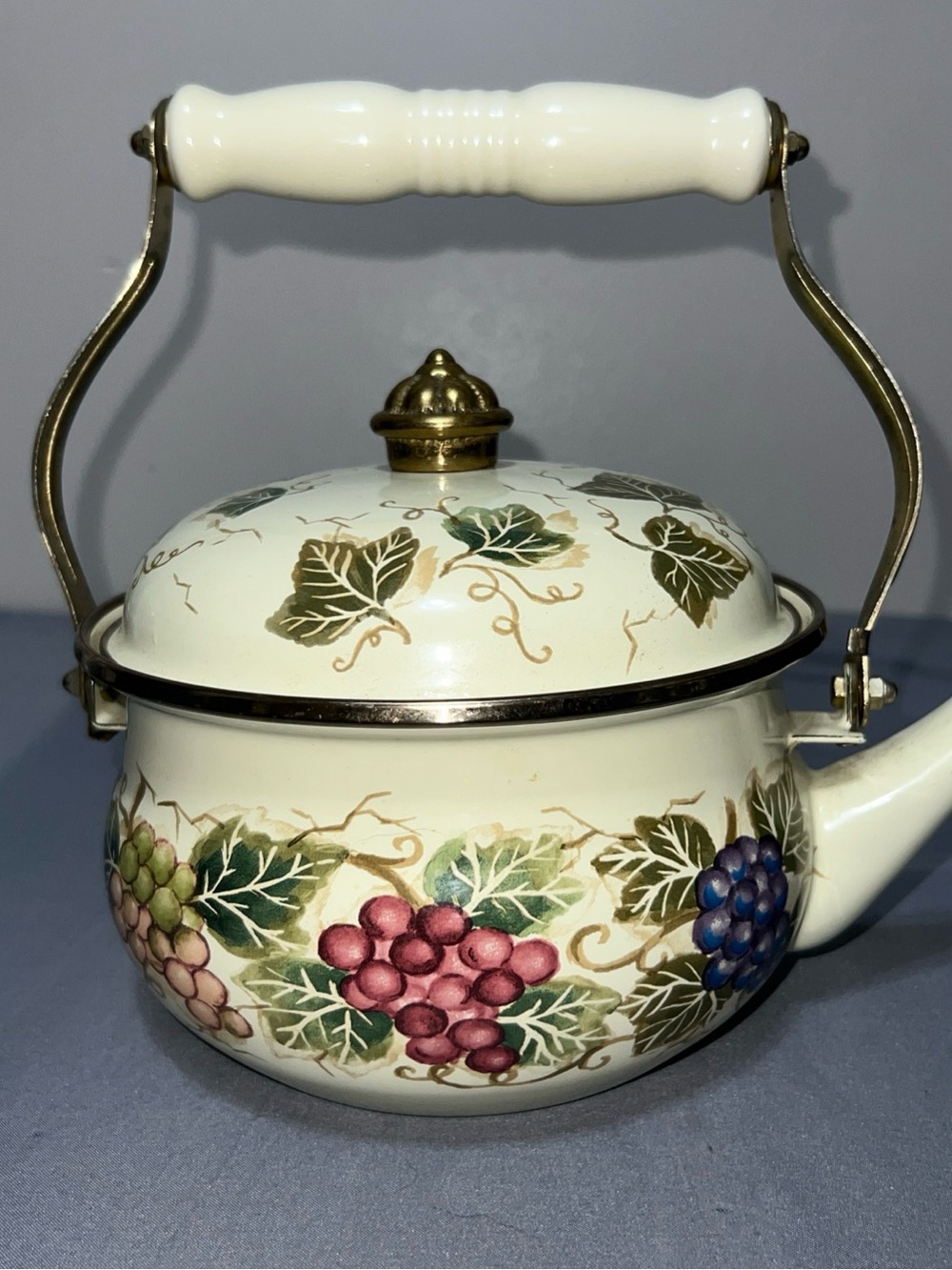Cream Grape-Print Tea Kettle with Handle